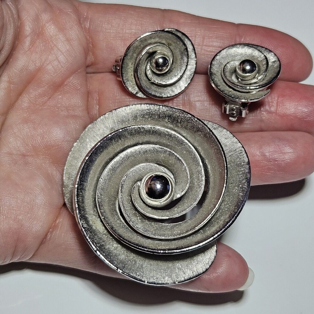 BA Ballou Co 1949 Silver Tone Flower Brooch And Matching Clip On Earrings